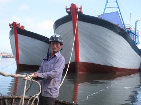 Lão ngư Huỳnh Hiển và 2 chiếc tàu vừa đóng mới trị giá hơn 4,2 tỷ đồng