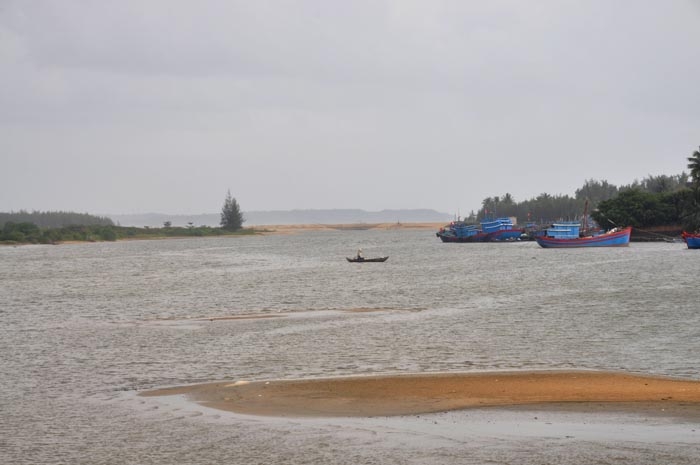 Cửa biển bồi lấp, tàu thuyền của ngư dân Nghĩa An, Nghĩa Phú không thể ra khơi.