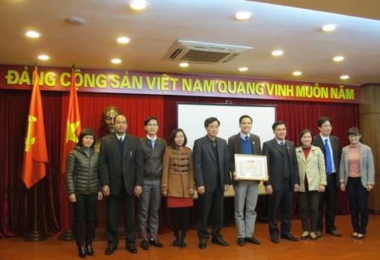 Đại diện lãnh đạo Đảng ủy Khối trao tặng Bằng khen của Trung ương Đoàn cho tập thể Chi đoàn Cơ quan Đảng ủy Khối