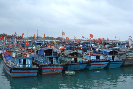 Sự hiện diện của ngư dân trên biển mang theo Quốc kỳ Việt Nam khẳng định chủ quyền biển, đảo thiêng liêng của Tổ quốc. Ảnh: LÊ ĐỨC