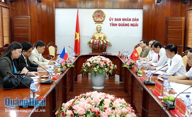 Đại sứ đặc mệnh toàn quyền Cộng hòa Philippines tại Việt Nam thăm và 