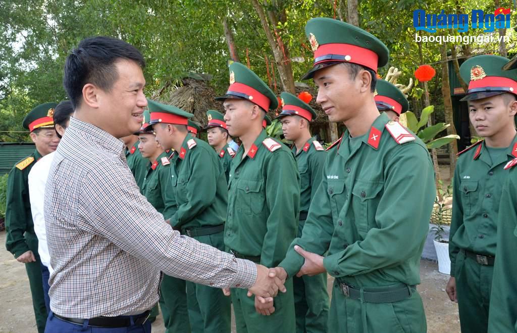 Phó Bí thư Thường trực Tỉnh ủy Đặng Ngọc Huy thăm, tặng quà các đơn vị làm việc trong Tết