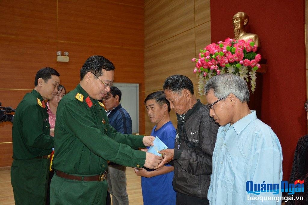 Chỉ huy trưởng Bộ CHQS tỉnh thăm, chúc Tết tại huyện Lý Sơn