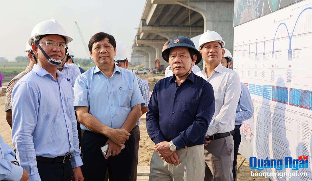 Chủ tịch UBND tỉnh Đặng Văn Minh kiểm tra tiến độ thi công cầu Trà Khúc 3 và đường ven biển