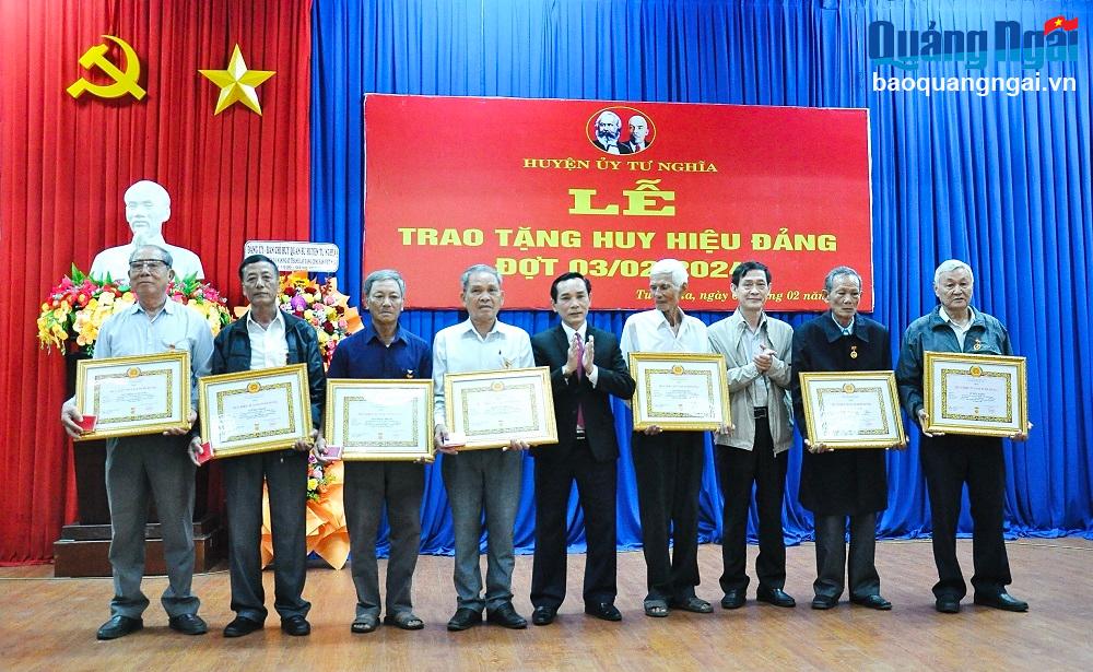 Tư Nghĩa trao Huy hiệu Đảng cho 25 đảng viên