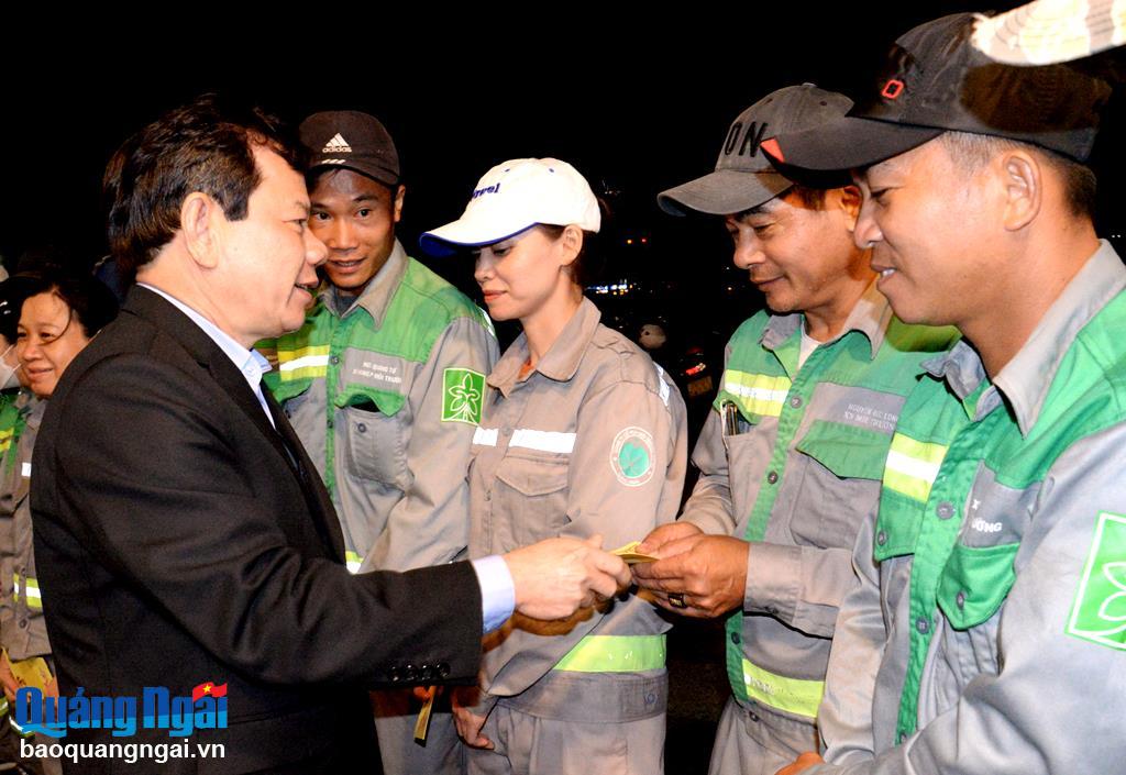 Chủ tịch UBND tỉnh Đặng Văn Minh tặng quà, động viên công nhân môi trường