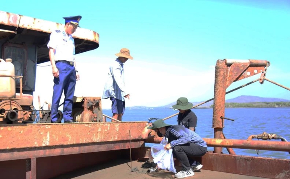 Bộ Tư lệnh Vùng Cảnh sát biển 3 bắt giữ tàu chở cát trái phép