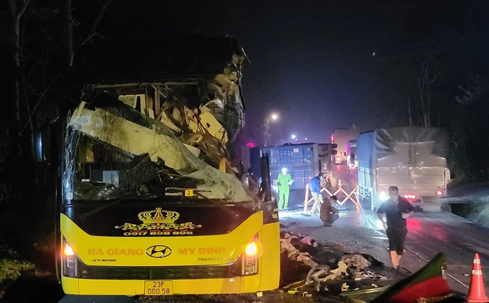Tai nạn giao thông nghiêm trọng khiến 5 người tử vong