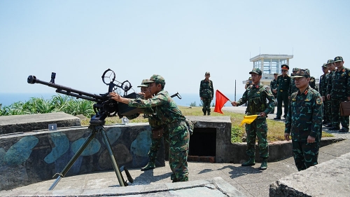 Kiểm tra nhiệm vụ quốc phòng, quân sự tại huyện Lý Sơn