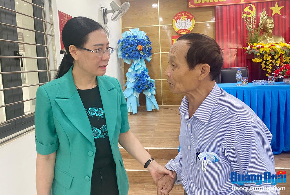 Bí thư Tỉnh ủy Bùi Thị Quỳnh Vân tiếp xúc cử tri thị trấn Sông Vệ