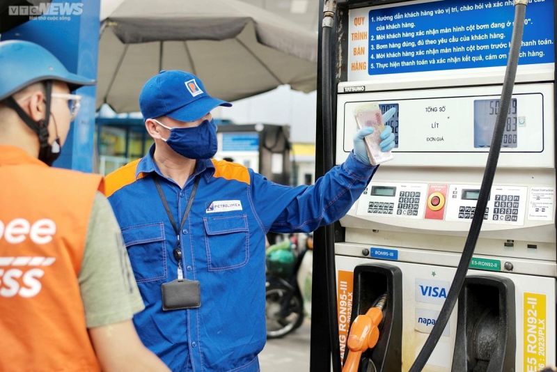 Giá xăng tăng hơn 1.200 đồng/lít, dầu diesel tăng 884 đồng