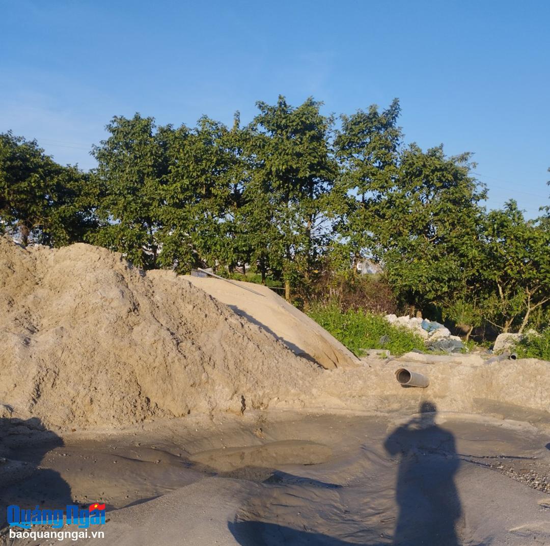 Người dân tố giác khai thác cát trái phép trên sông Bầu Giang