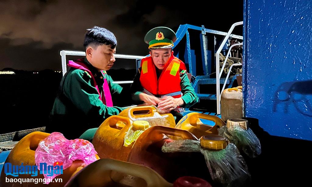 Đặc nhiệm biên phòng Quảng Ngãi thu giữ hơn 2.000 lít dầu D.O