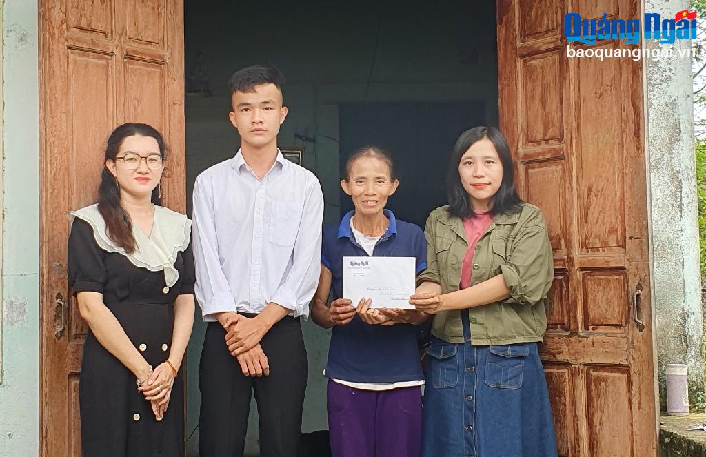 Báo Quảng Ngãi trao học bổng cho con trai của chị Lê Thị Tím