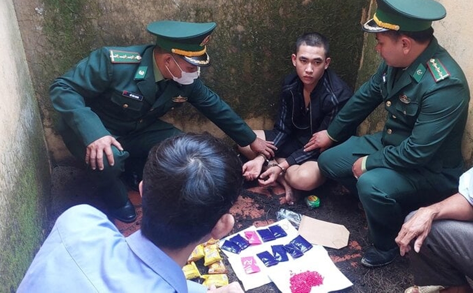 Bắt giữ kẻ vận chuyển 2.000 viên ma túy đến căn nhà hoang ở Quảng Trị